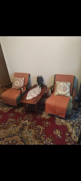 Vand mobila veche foarte bine intretinuta si de foarte buna calitate