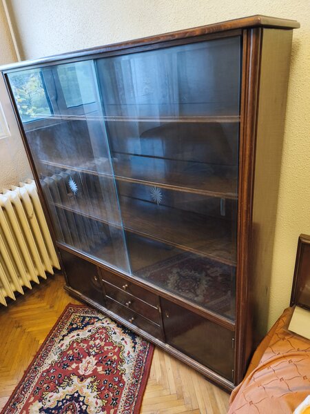 Vand mobila veche foarte bine intretinuta si de foarte buna calitate